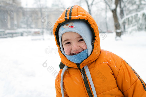 暴风雪中的可爱男孩