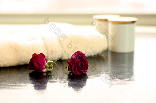 水疗套装毛巾玫瑰和沐浴用品