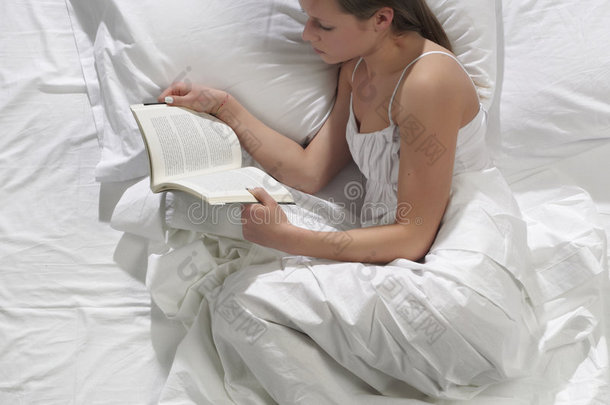 女人在床上看书