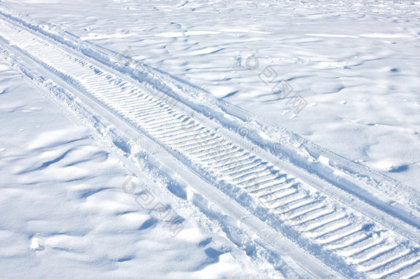 雪地上有雪地车的痕迹。