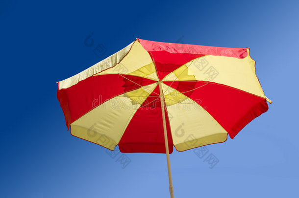 夏日蓝天上的遮阳伞