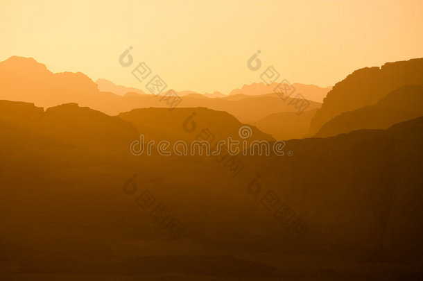 瓦迪朗姆酒-夕阳下的远山