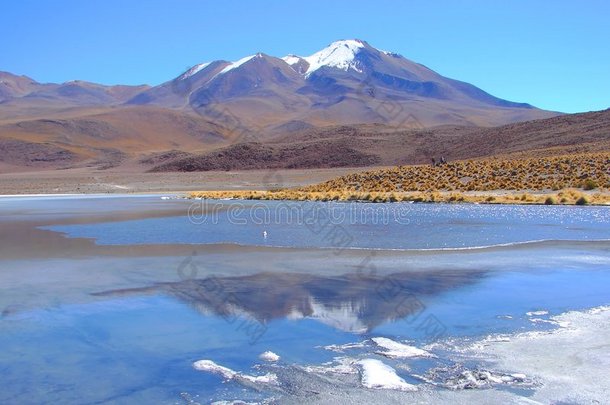 湖面雪山倒影