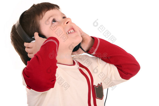 戴耳机的男孩听音乐。