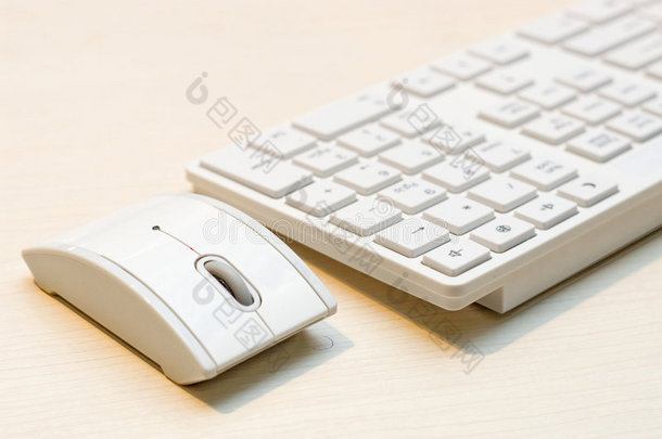 个人电脑的组成部分：鼠标、键盘