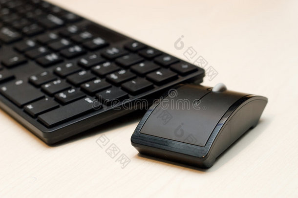 个人电脑的组成部分：鼠标、键盘