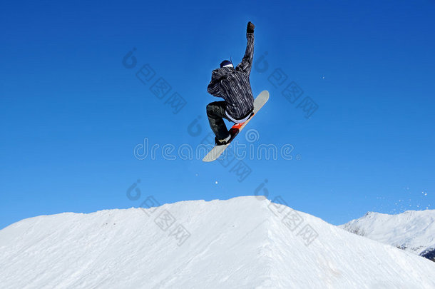 滑雪板运动员从跳台上起飞