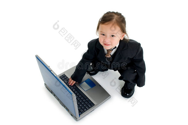 幼儿在笔记本电脑上打字