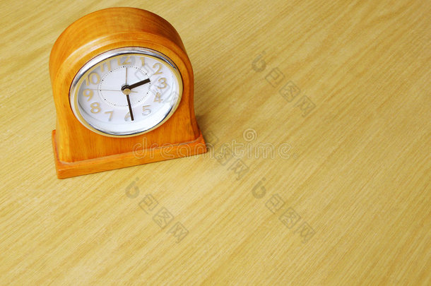 木桌上的钟