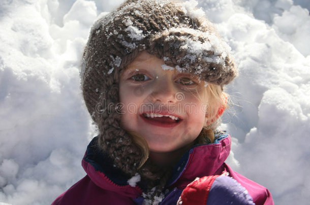 雪地里的一个小女孩