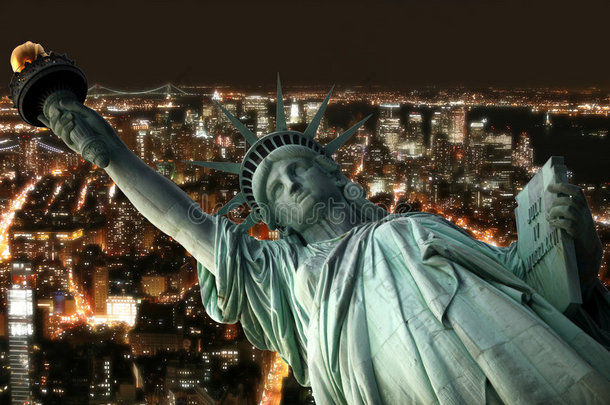 自由女神像和夜间纽约