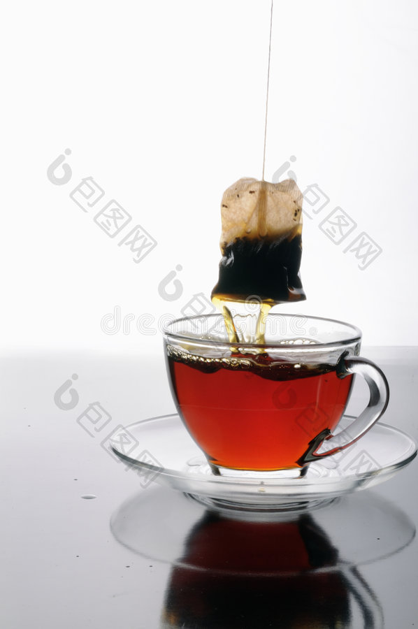 一杯茶茶包和粉红色的棉花糖配香草肉桂图片-包图网企业站