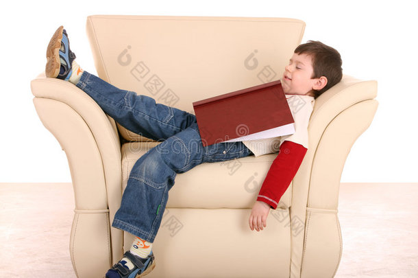 有趣的男孩和书睡觉。