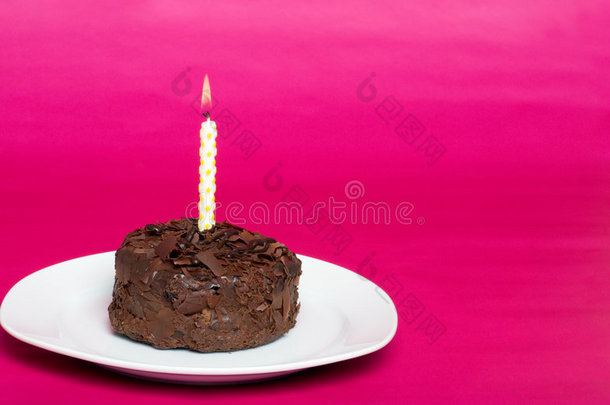 小巧克力蛋糕配生日蜡烛