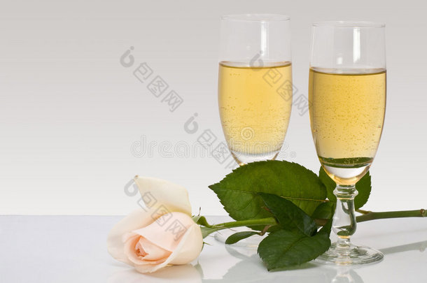 <strong>两杯香槟</strong>和玫瑰