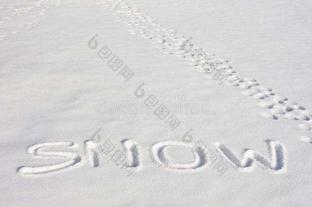 脚印旁雪原上的雪