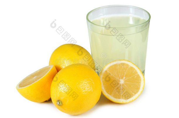一杯鲜榨柠檬汁。