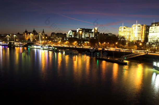 泰晤士河上的夜景