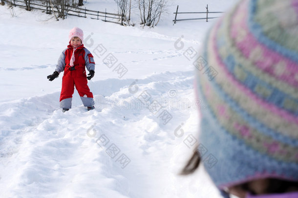 孩子们在雪中玩耍