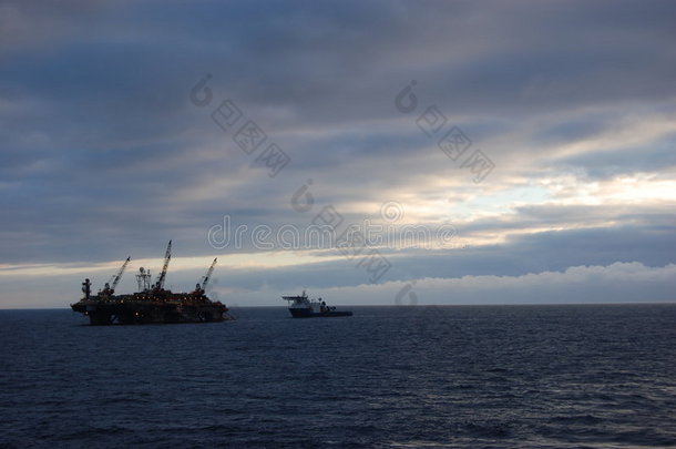 北海作业的铺管驳船