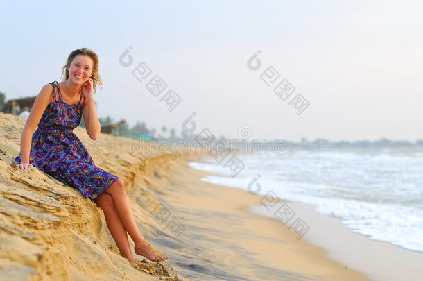 坐在沙滩上的金发女郎