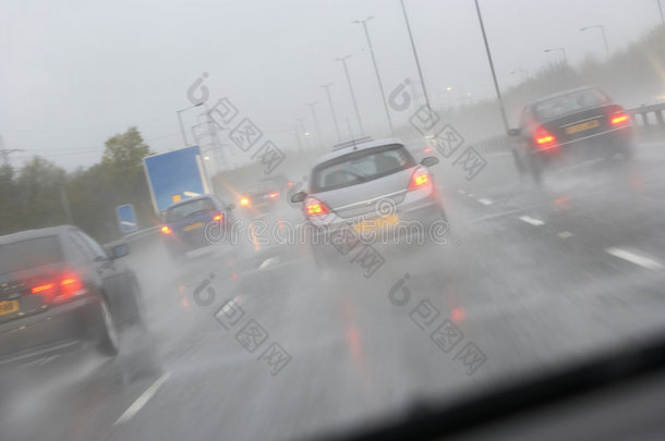 汽车在雨天公路上行驶