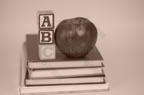 abc积木、苹果和图书