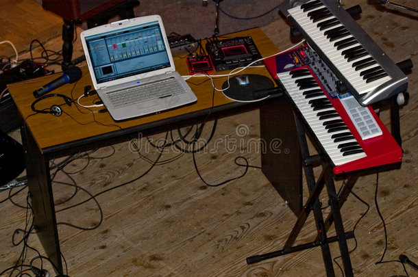 混音器在pc机和双电子钢琴上的应用