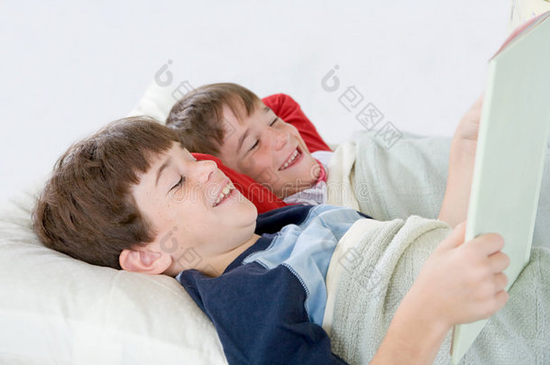 男孩们在床上读故事