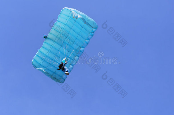 蓝色降落伞