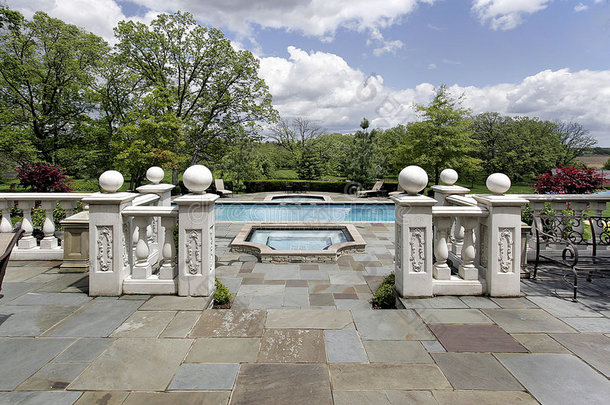 石头庭院和游泳池