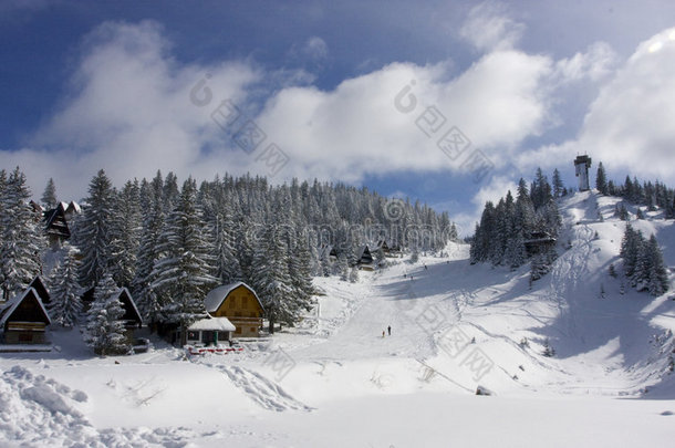 冰雪覆盖的冬季滑雪中心