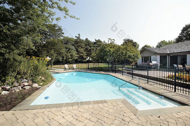 砖砌庭院和游泳池