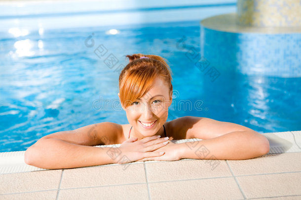 泳池里的年轻快乐女人