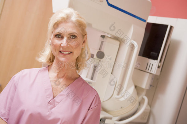 用乳房X光机拍摄护士的肖像