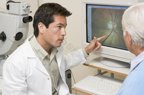青光眼检测设备旁的医生
