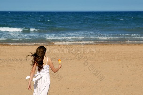 少女夏日沙滩冰激凌跑步