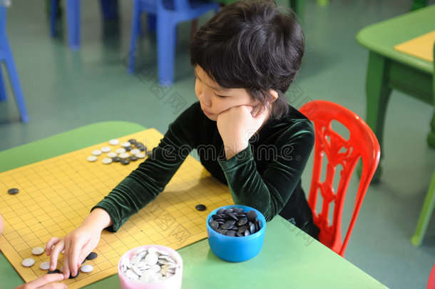 玩围棋的小女孩