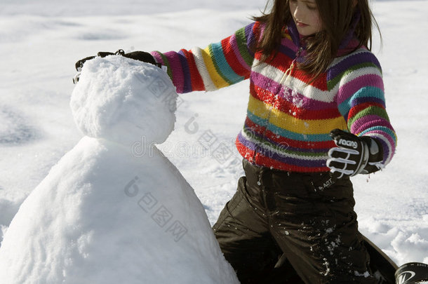 小女孩和雪人合影