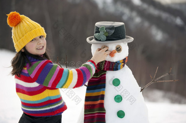 女孩和雪人合影