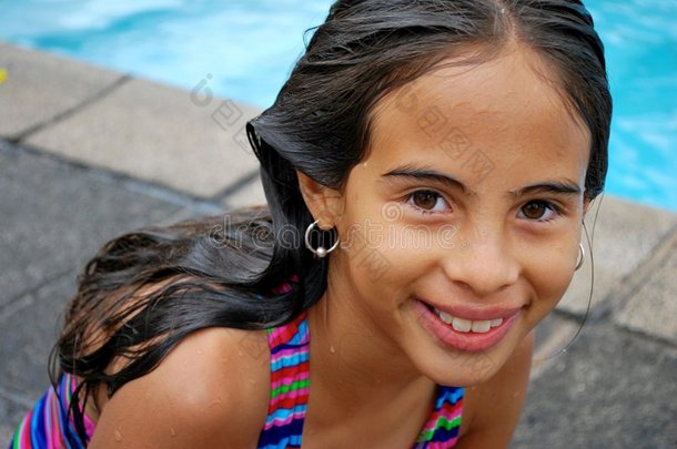 泳池边美丽的西班牙裔女孩