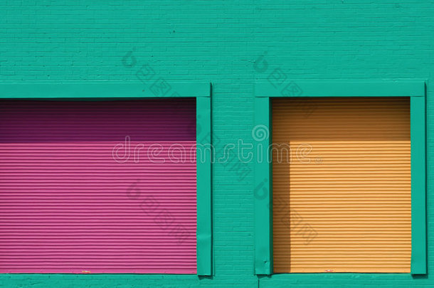 绿墙紫黄门