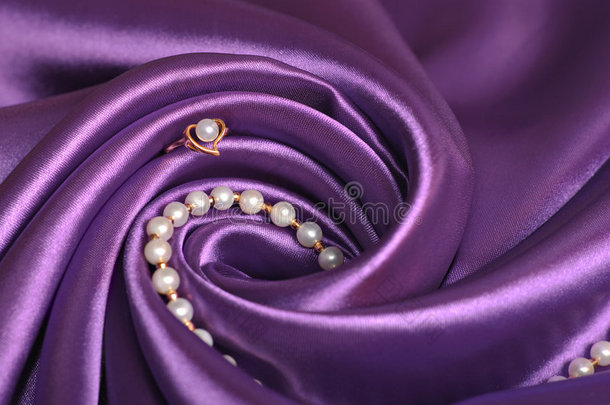 紫色缎子上的珠宝