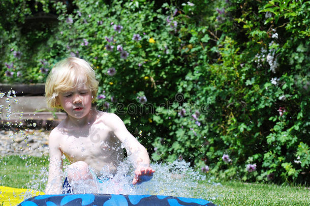 让孩子们在这个夏天保持凉爽水上游戏