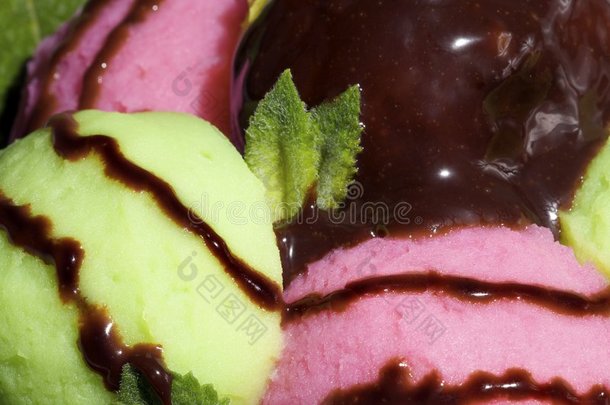 黑底彩色冰淇淋