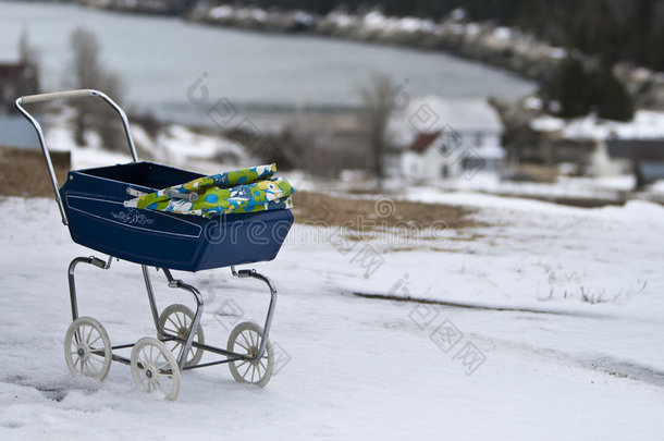 雪地里的婴儿车