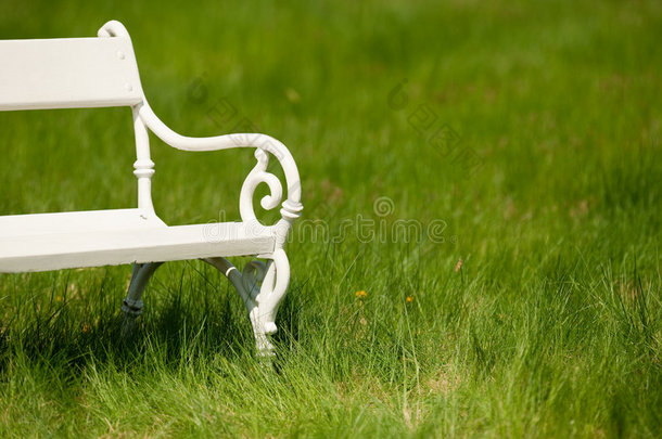夏日-绿草地上的白色长凳