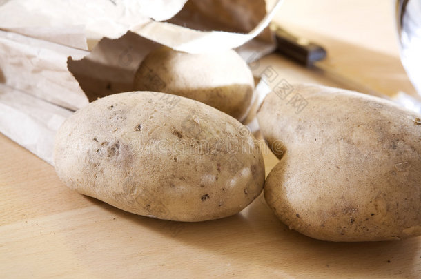 桌子上有<strong>一包</strong>土的脏土豆。