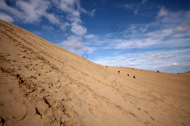 人们爬沙漠沙丘