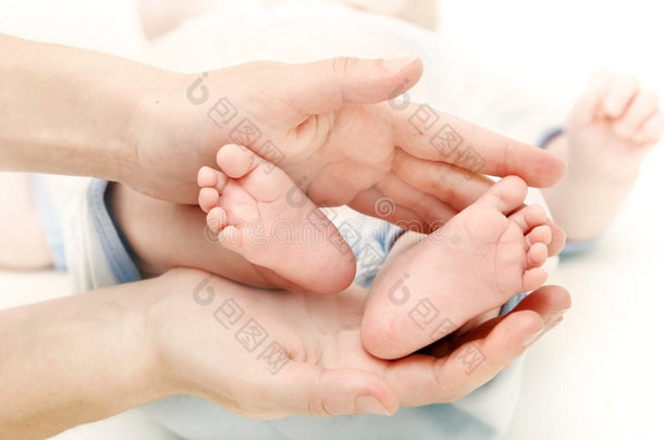 婴儿的脚在父母的手中